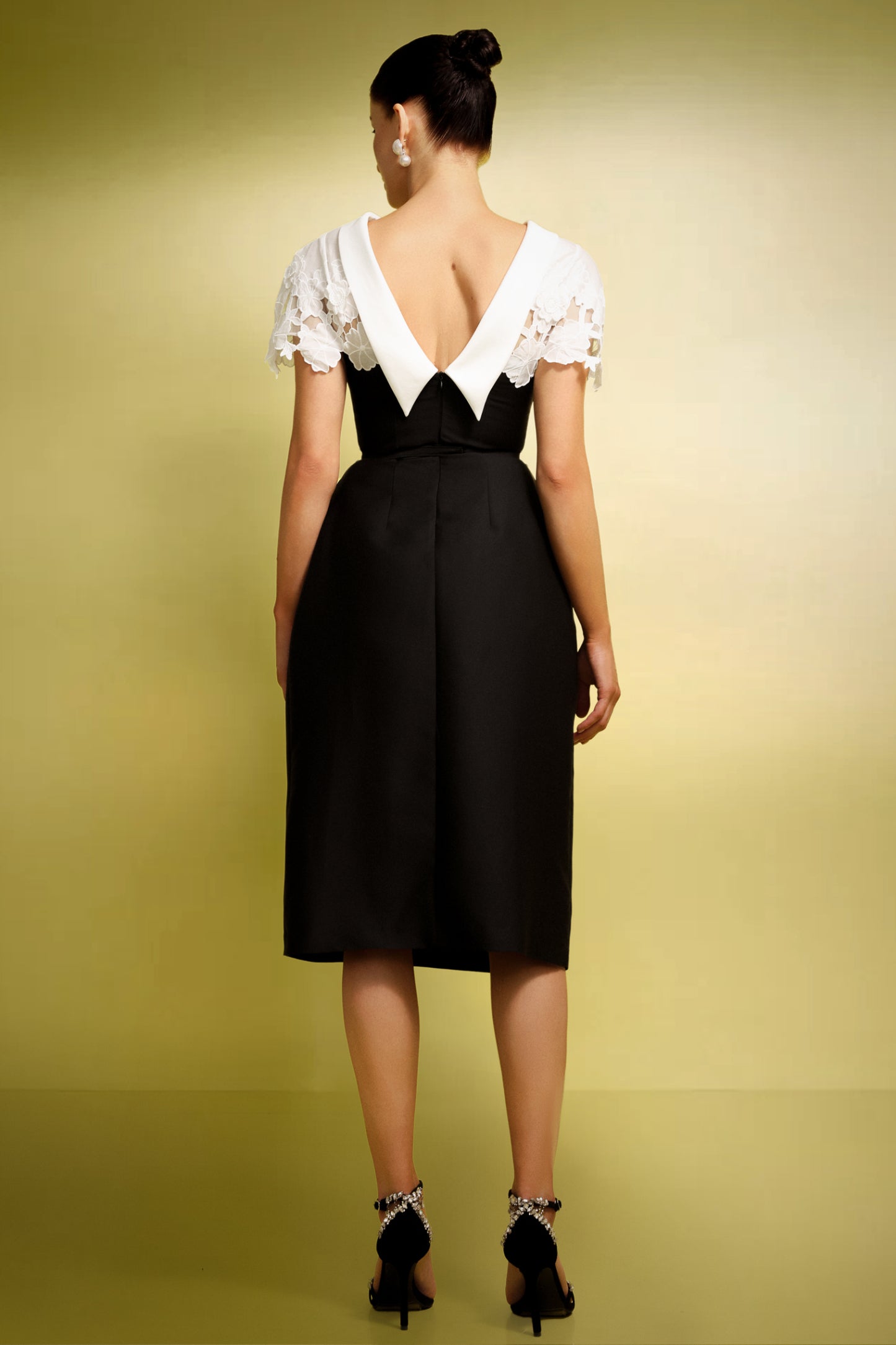 Gisele Kısa Kollu Çiçek İşlemeli Midi Elbise