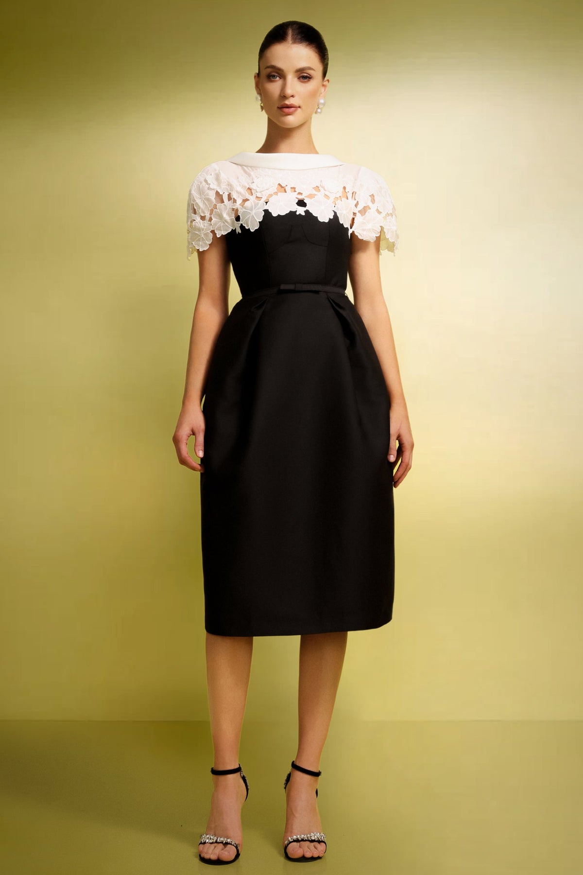 Gisele Kısa Kollu Çiçek İşlemeli Midi Elbise