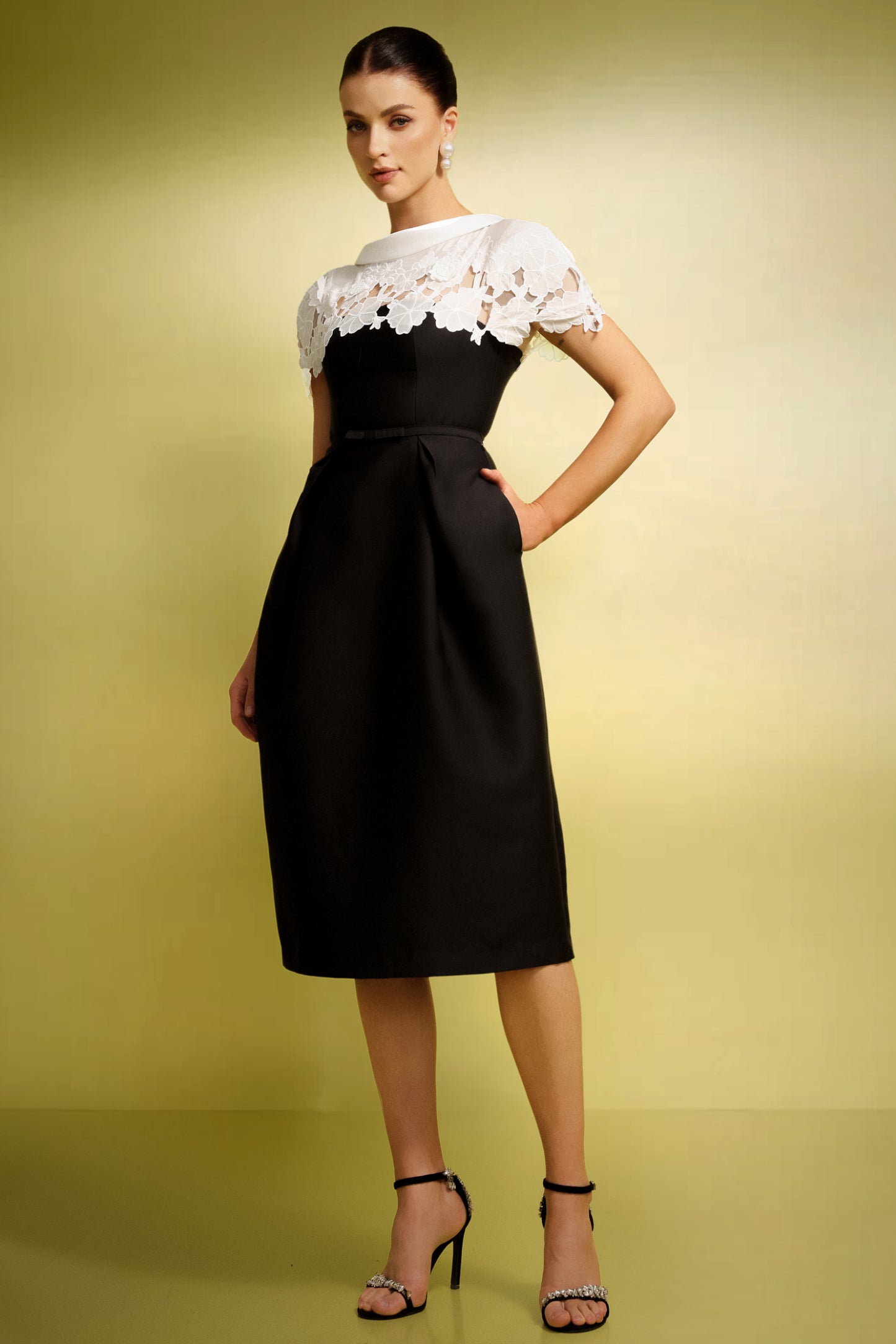 Gisele Kısa Kollu Çiçek İşlemeli Midi Elbise