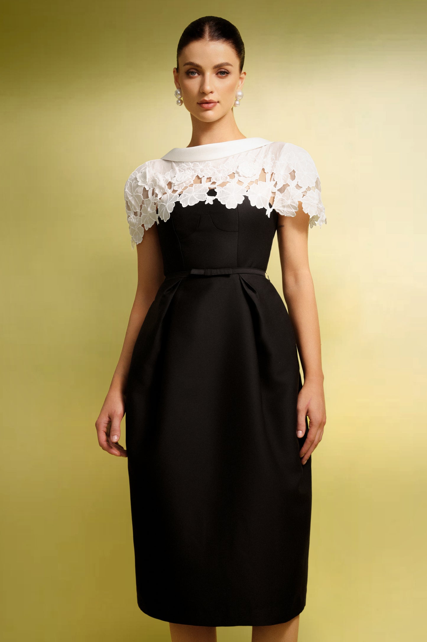 Gisele Kısa Kollu Çiçek İşlemeli Midi Elbise