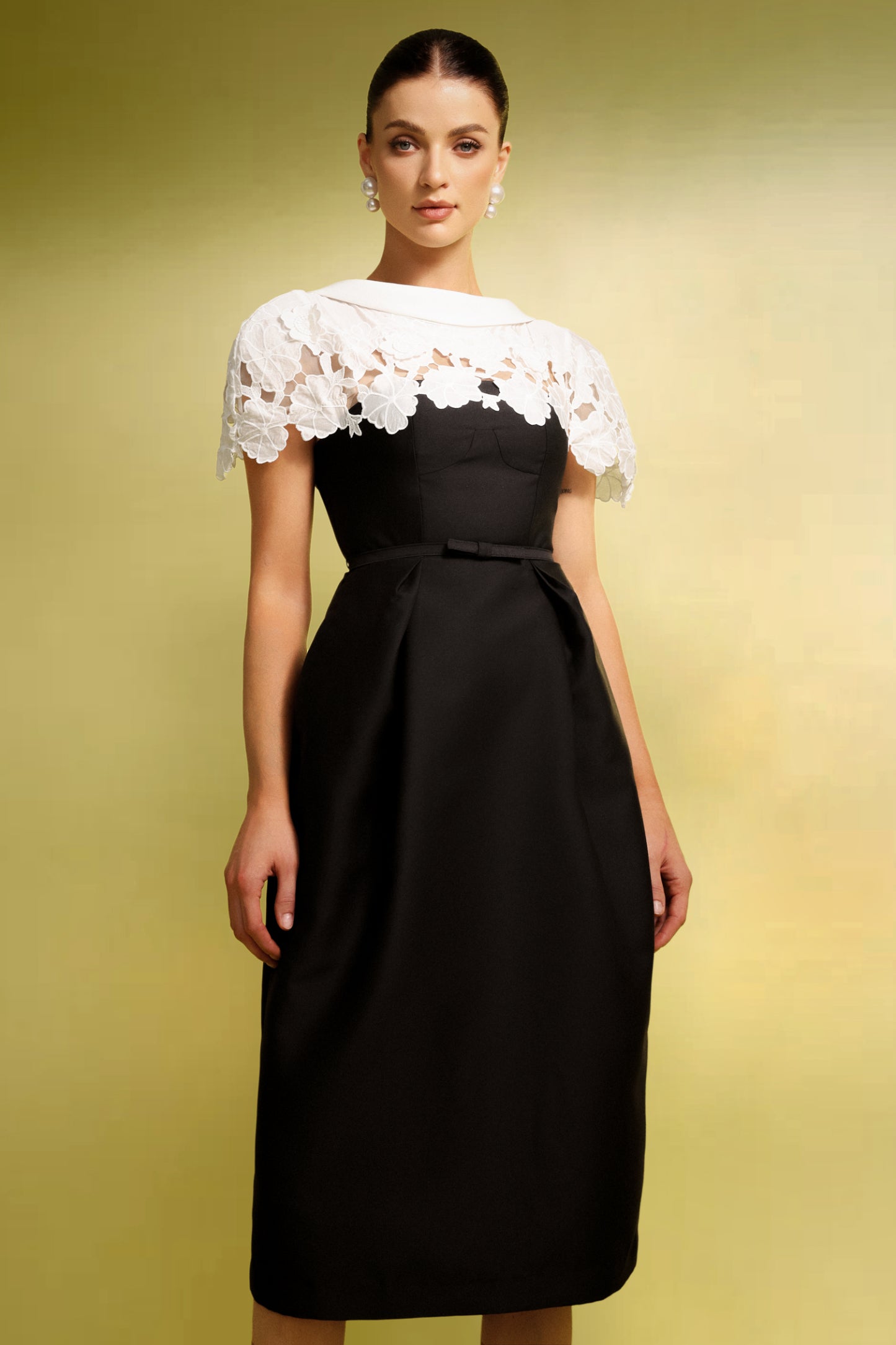 Gisele Kısa Kollu Çiçek İşlemeli Midi Elbise