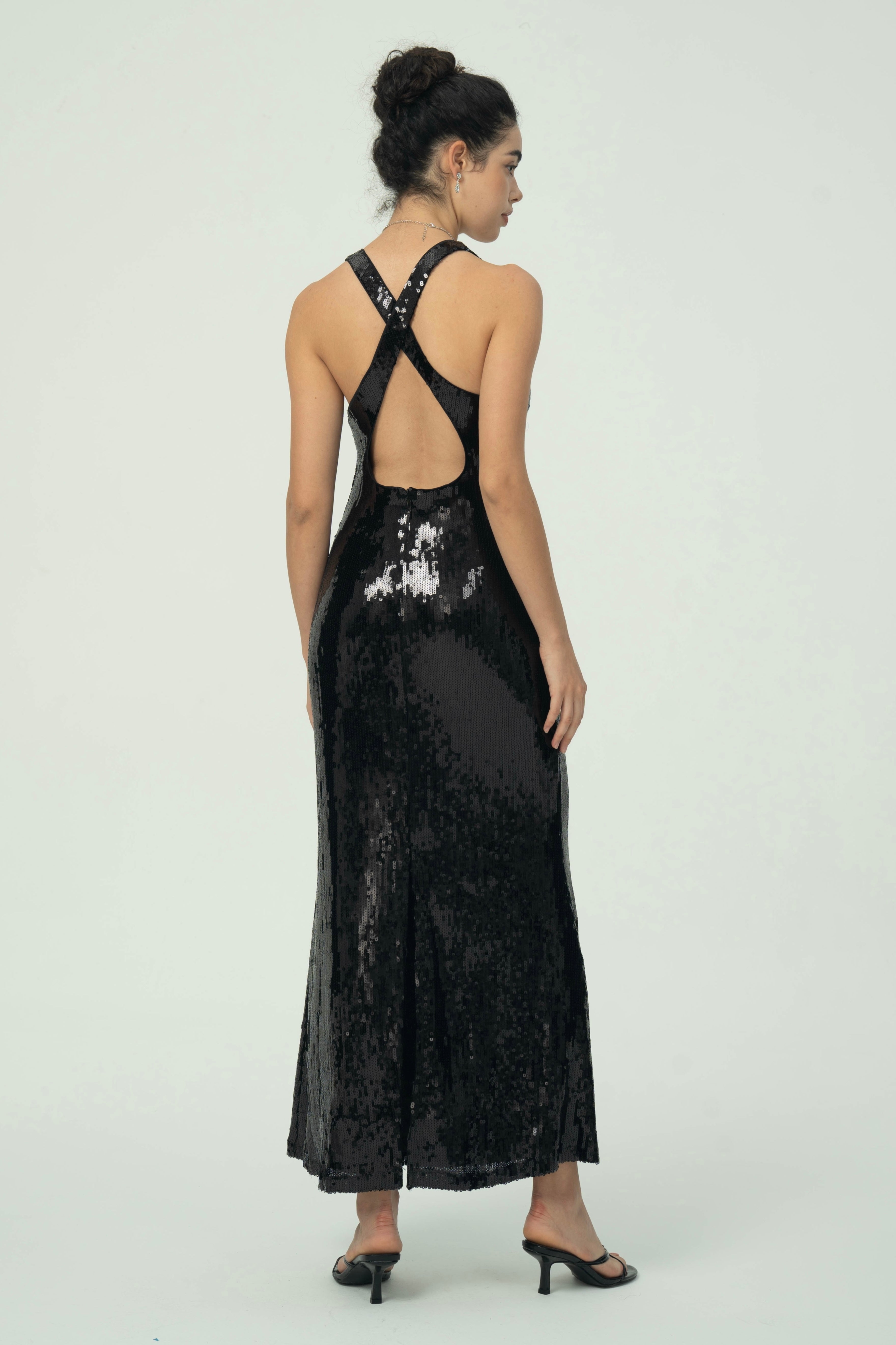 Çiçek Detaylı Göz Alıcı Siyah Pullu Maksi Elbise