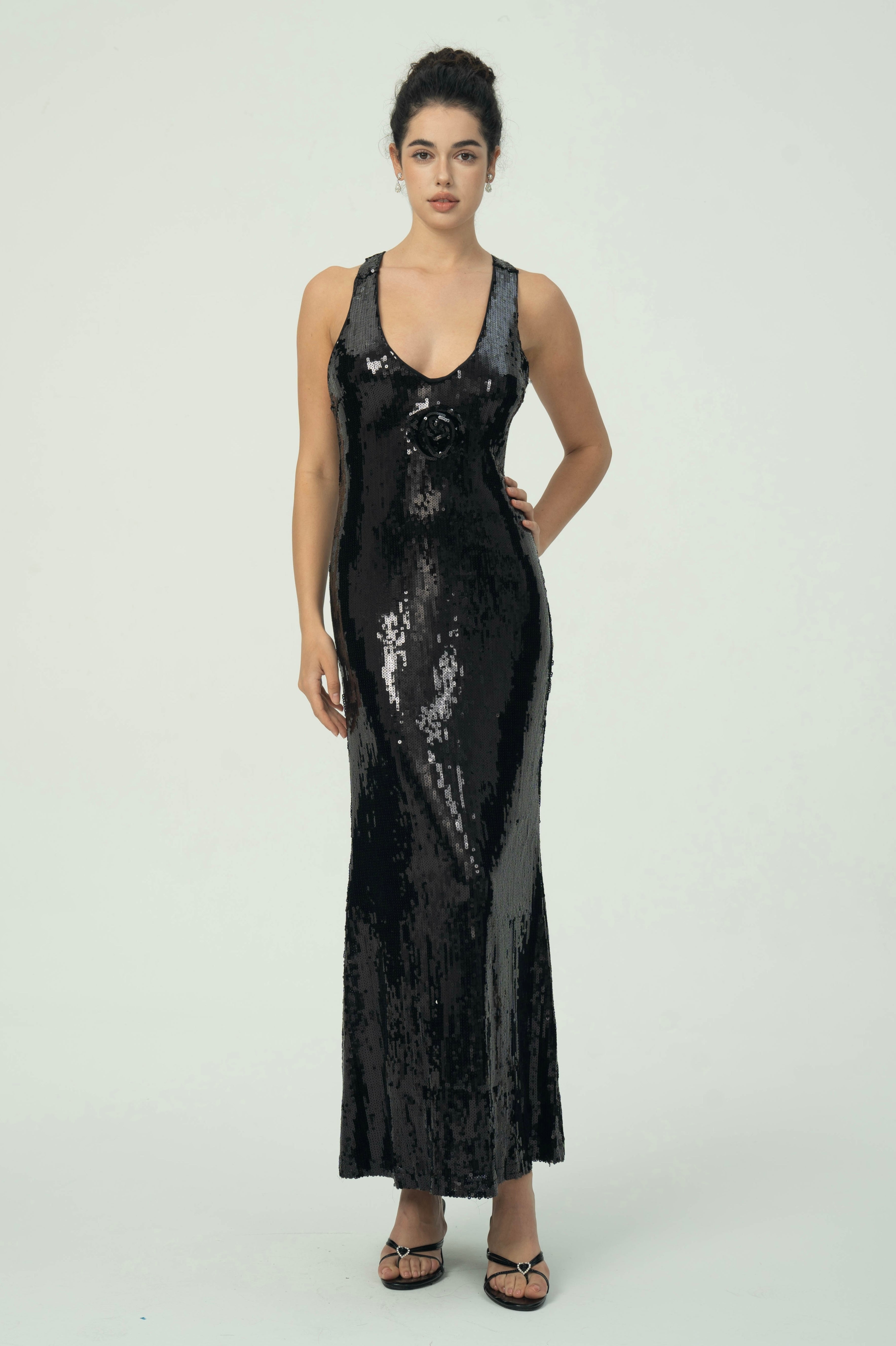 Çiçek Detaylı Göz Alıcı Siyah Pullu Maksi Elbise