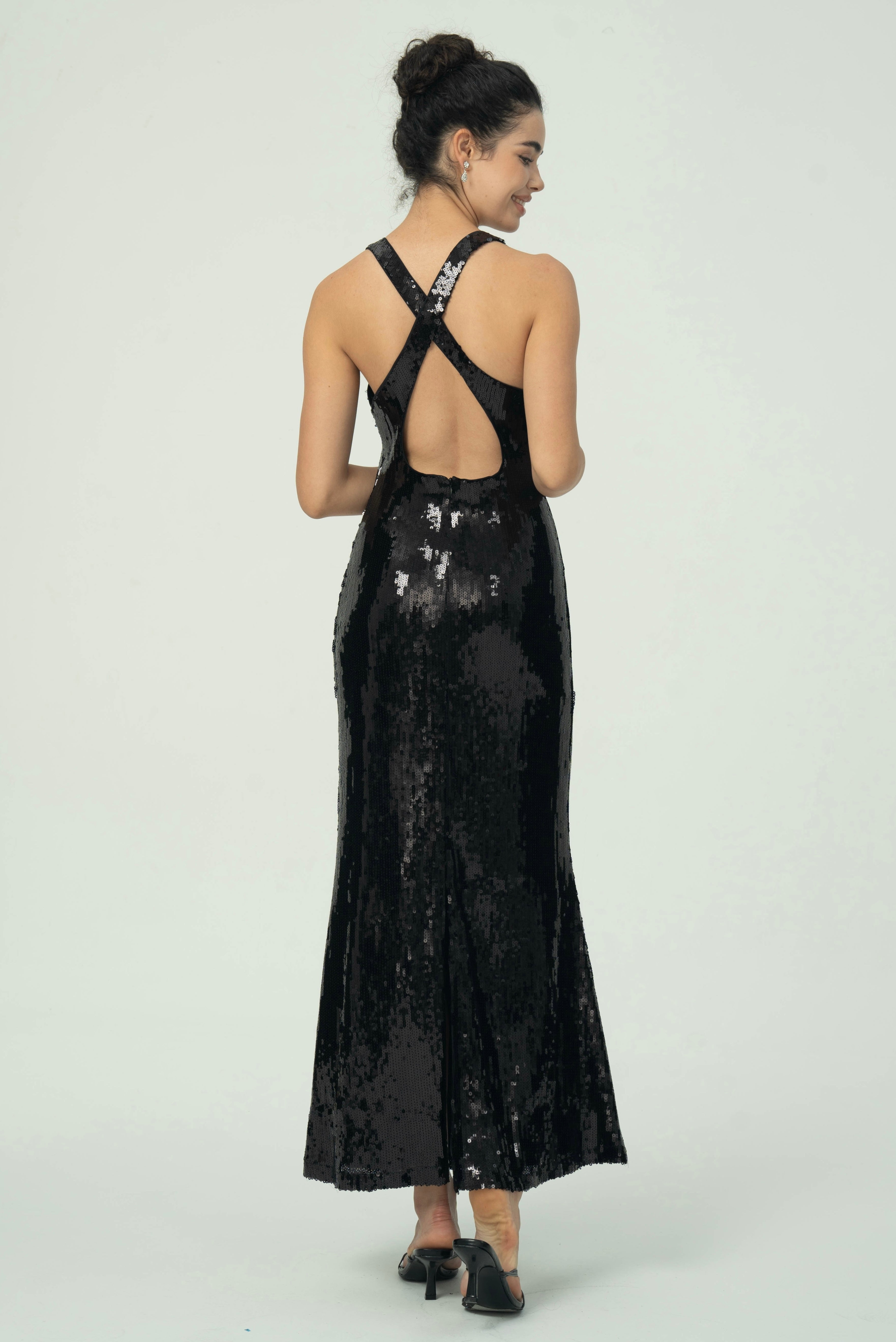 Çiçek Detaylı Göz Alıcı Siyah Pullu Maksi Elbise