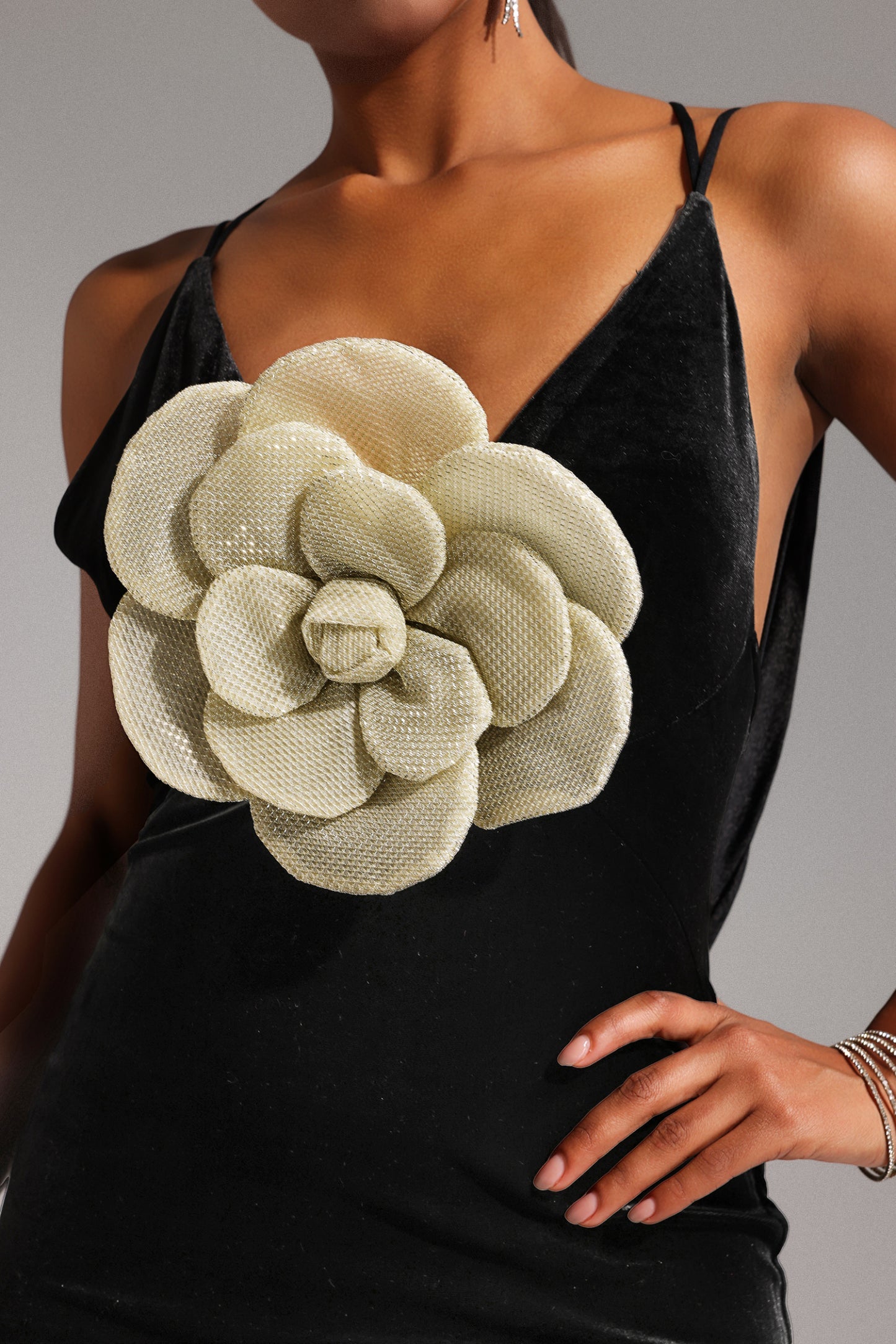 Taliyah Kadife V Yaka Çiçekli Sırt Dekolteli Maxi Elbise