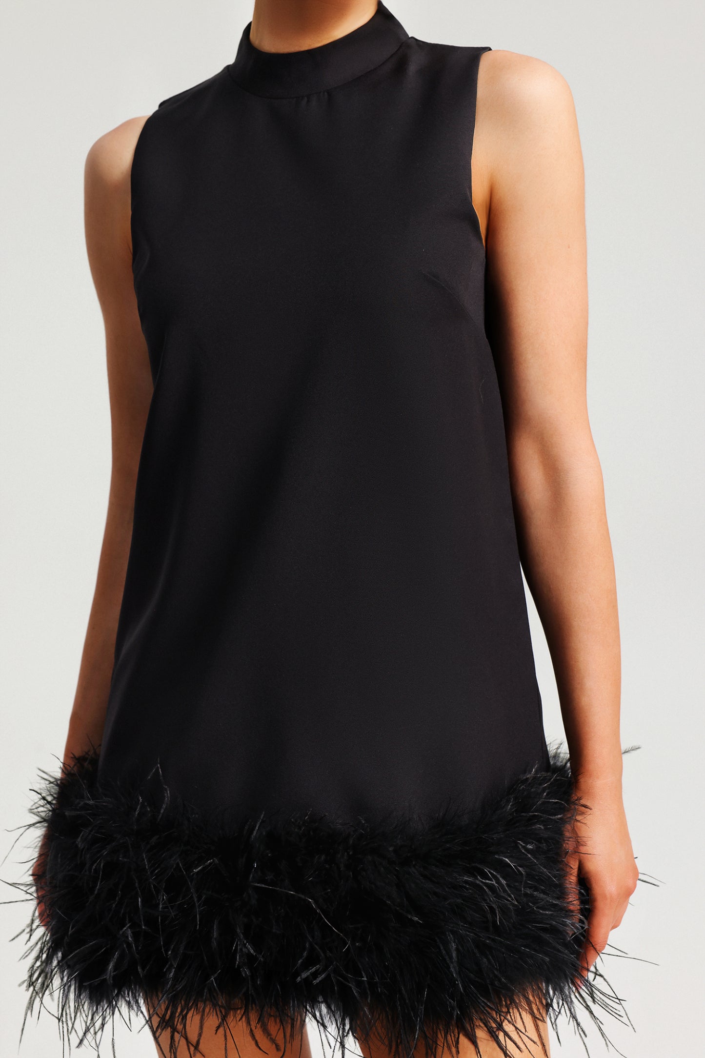 Tüy Detaylı Kolsuz Mini Elbise