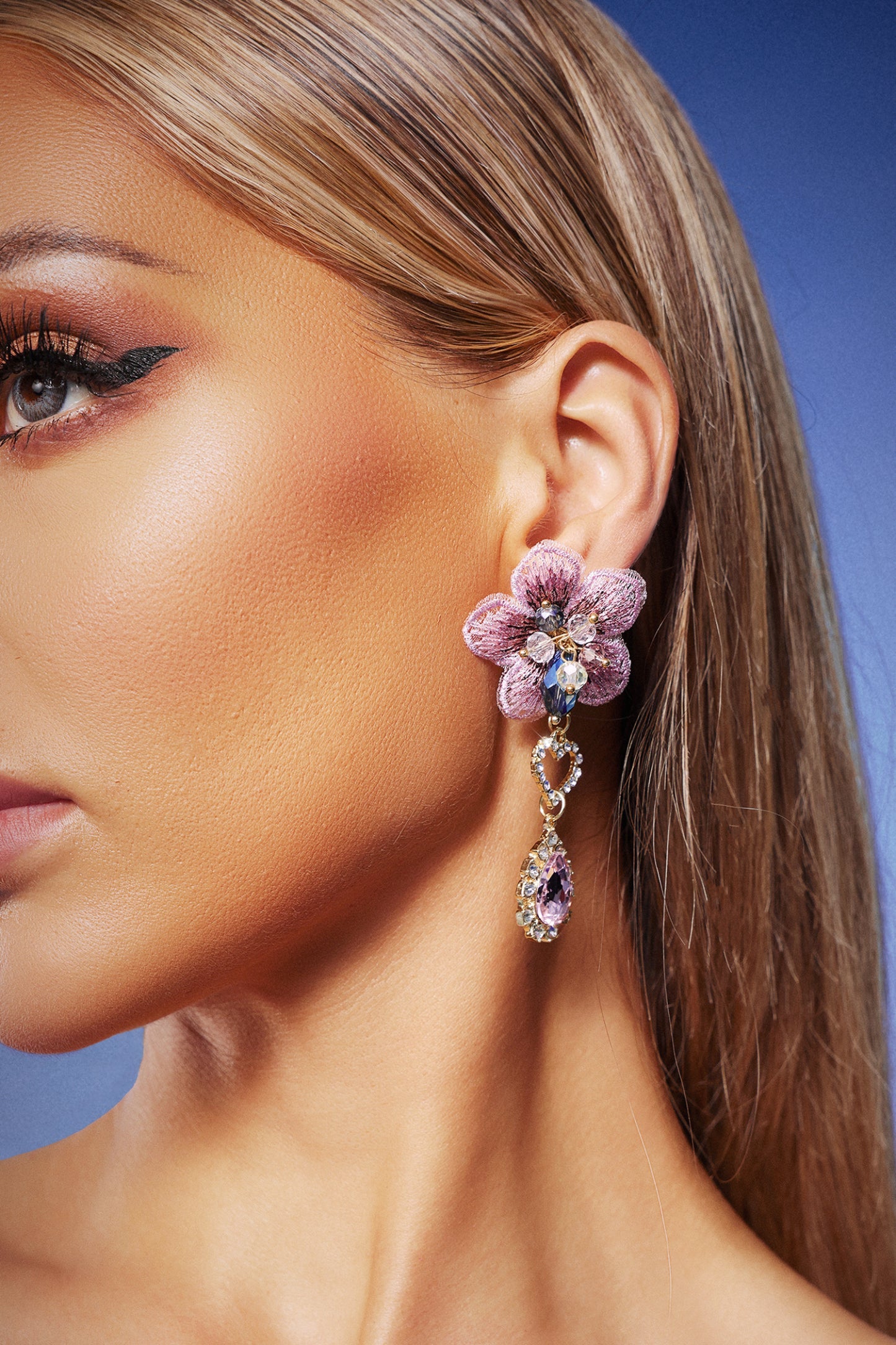 Elza Çiçek Motifli Taş Detaylı Küpeler