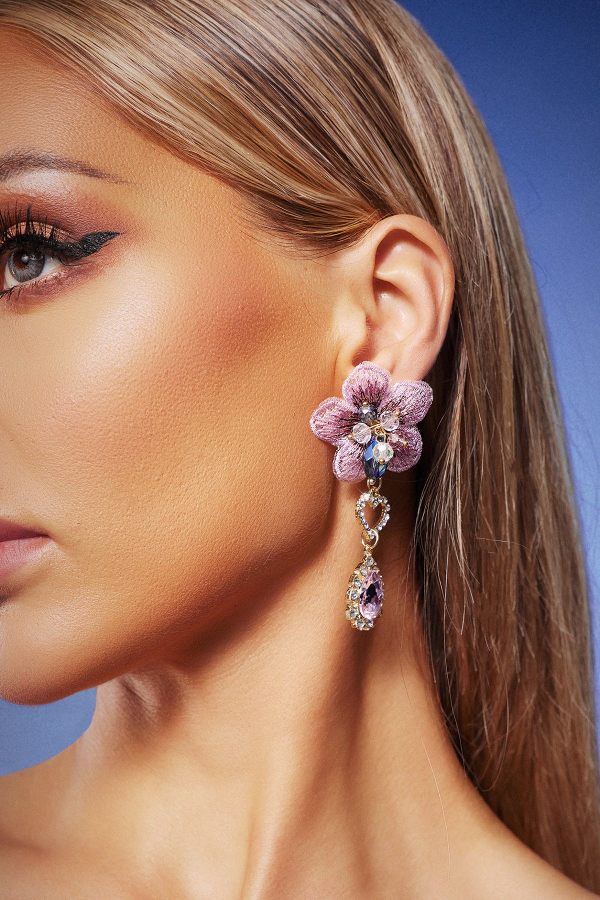 Elza Çiçek Motifli Taş Detaylı Küpeler