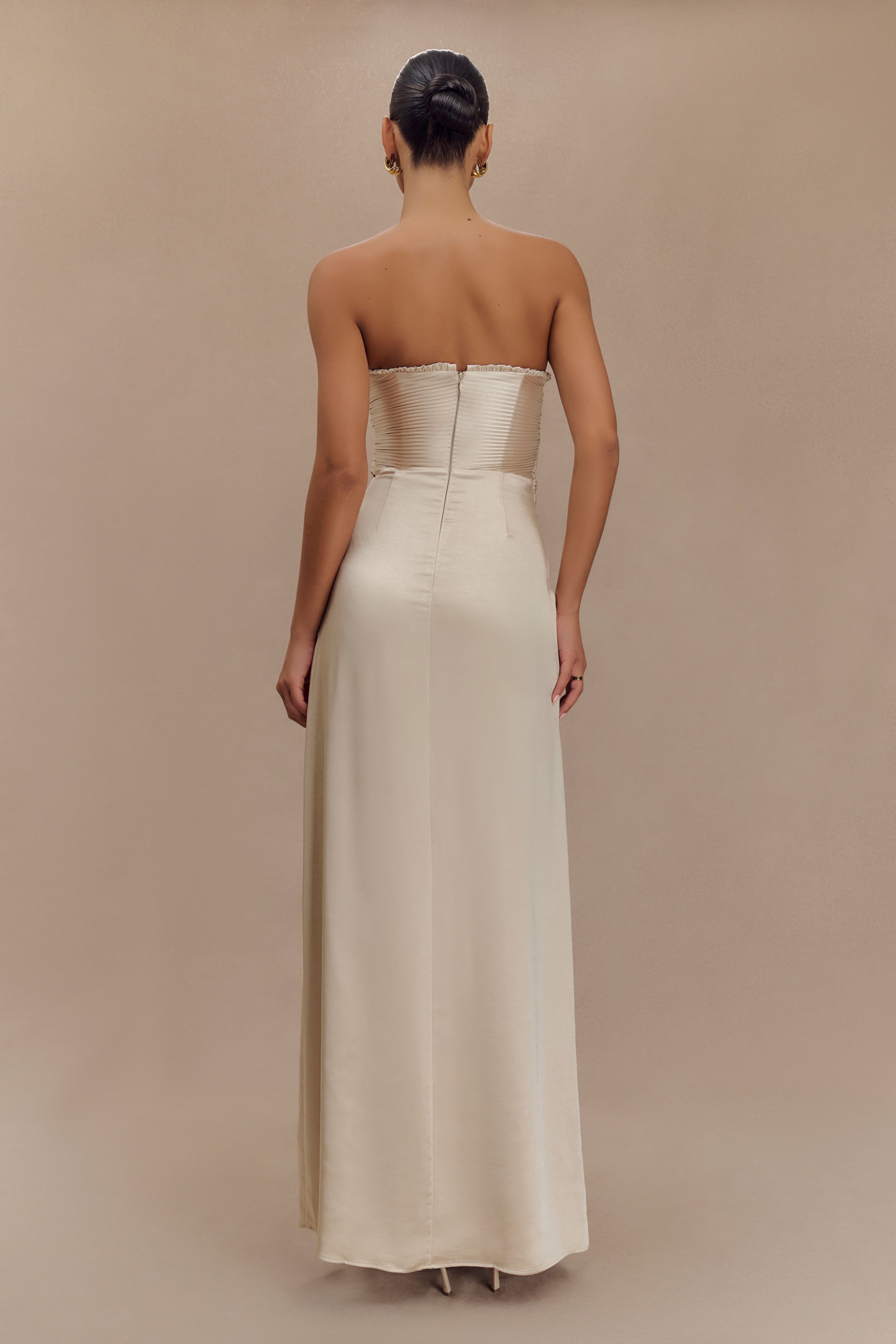 Larissa Dantelli Yapraklı Saten Maxi Elbise - Allık Altın