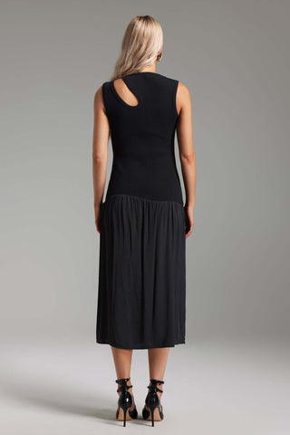 Hella Desenli Kolsuz Elbise