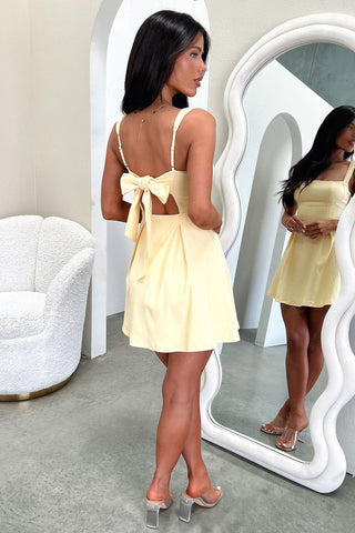 Kare Yaka Fırfırlı Mini Elbise – Sarı